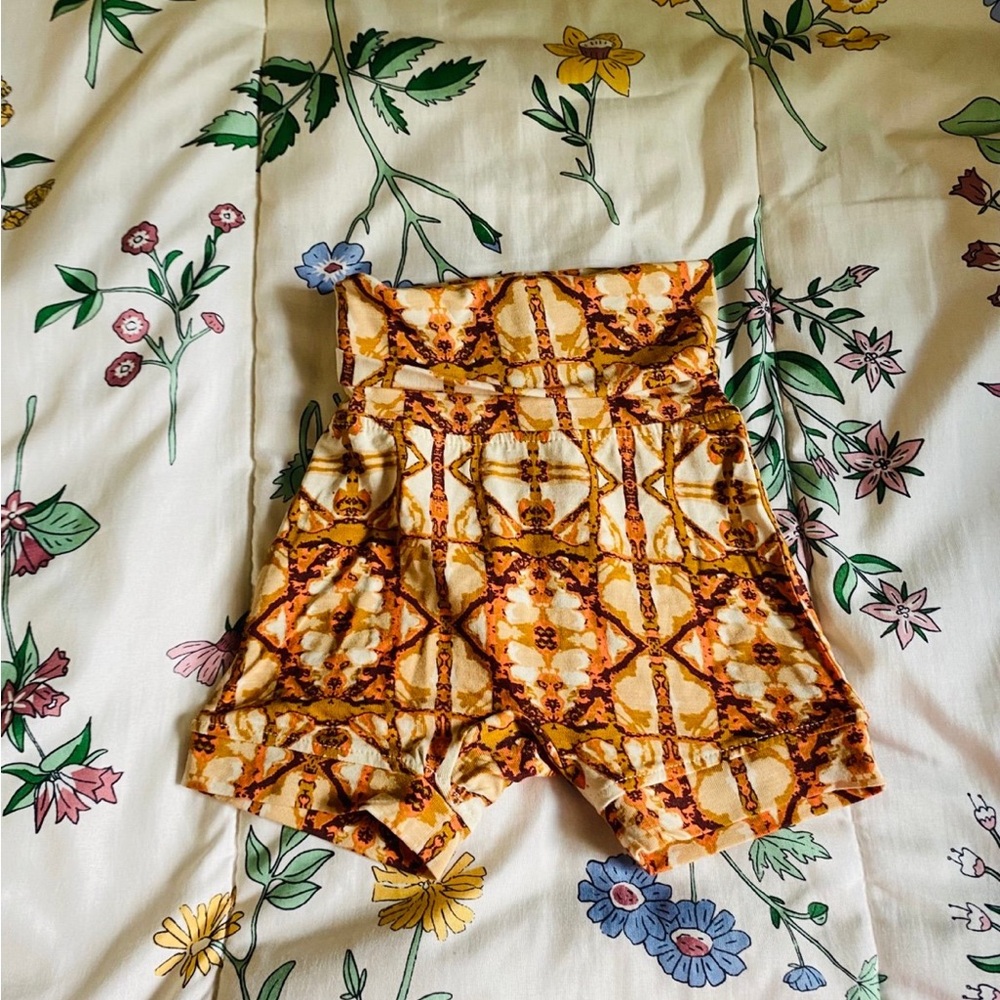 Kate Quinn rollover shorts 3/6